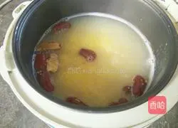 Illustration of how to make millet, red dates and white fungus porridge 4