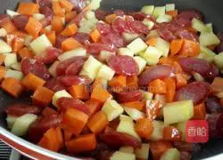 Illustration of how to make braised rice with sausage and potatoes 5