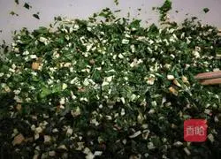 Illustration of how to make shepherd's purse dried spring rolls 3