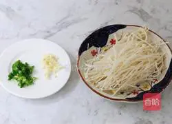 Illustration of how to make tomato and enoki mushroom risotto 3