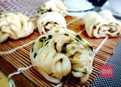 Illustration of how to make chive and salt and pepper rolls 10