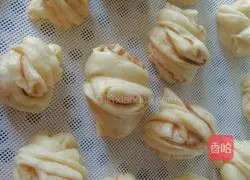 Illustration of how to make salt and pepper flower rolls 17