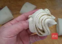 Illustration of how to make salt and pepper rolls 6