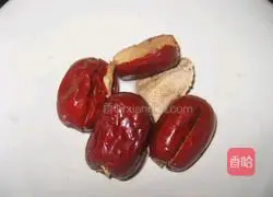 Illustration of how to make black rice, red bean and red date porridge 1