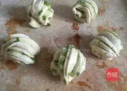Illustration of how to make onion-flavored flower rolls 15