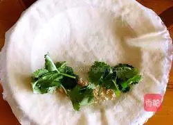 Illustration of how to make spring rolls (a delicacy during the Qingming period in southern Fujian) 6