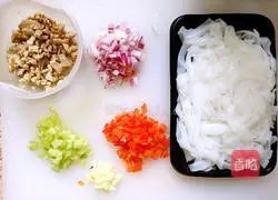 Illustration of how to make rice noodles with meat sauce 1