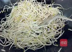 Illustration of how to make fried rice noodles with bean sprouts 5