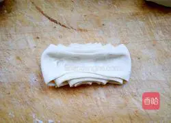 Illustration of how to make large flower rolls 7