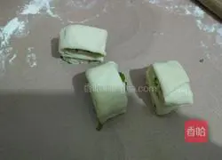 Illustration of how to make chive rolls 13