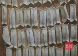 Illustration of how to make pot stickers with lotus root and meat stuffing 20