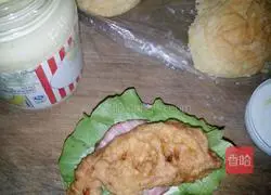 Illustration of how to make small burgers 8