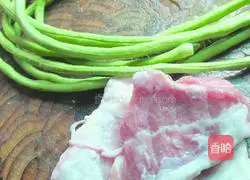 Illustration of how to make braised beans and noodles 1