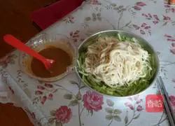 Illustration of how to make cold noodles with sesame sauce 1