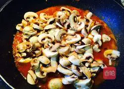 Illustration of how to make chicken breast, mushroom and red sauce Italian dill noodles 7