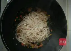 Illustration of how to make assorted braised noodles 4
