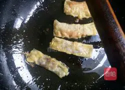Illustration of how to make fried spring rolls 6