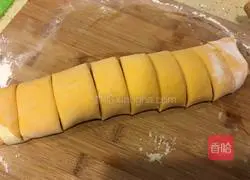 Illustration of how to make two-color flower rolls 16