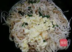 Egg, silver sprouts and stir-fried rice noodles Illustration of how to do it 7