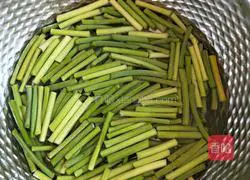 How to make braised noodles with garlic and sprouts in iron pot Illustration 2