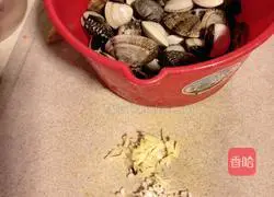 Illustration of how to make White Shell Pork Ribs Porridge 1