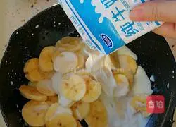 Illustration of how to make banana milk oatmeal porridge 2