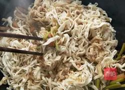 Illustration of how to make braised noodles with garlic and sprouts in iron pot 13