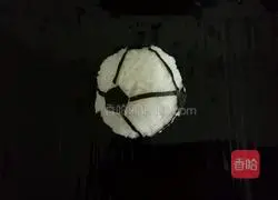 Illustration of how to make football rice balls 6