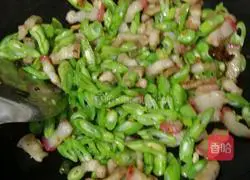 Illustration of how to make braised noodles with green beans and three cubes 8