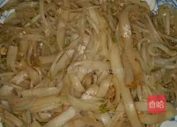Illustration of how to make fried rice noodles with bean sprouts 8