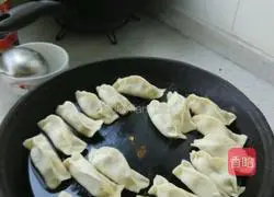 Illustration of how to make celery and meat pot stickers 23