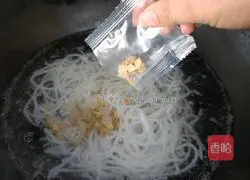 Illustration of making spicy wild mushroom rice noodles 3