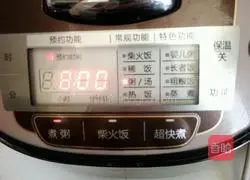 Illustration of how to make wolfberry black bean porridge 4