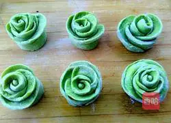 Illustration of how to make green vegetable rolls 10