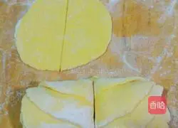 Illustration of how to make rose rolls 3