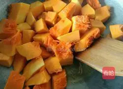 Illustration of how to make pumpkin braised rice 3