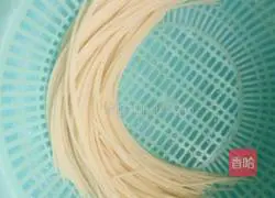 Illustration of how to make braised rice noodles with small potatoes 1