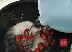 Illustration of how to make longan and red date porridge 8