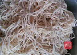 Illustration of making braised beans and noodles 3