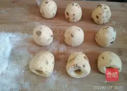 Illustration of how to make sweet potato, glutinous rice, red dates and raisin steamed buns 12