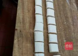 Illustration of how to make pepper flower rolls 3