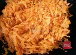 Illustration of how to make diced mutton and carrot pot stickers 3