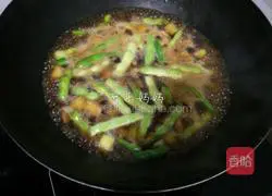 Illustration of how to make braised noodles with beans and potatoes 7