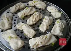 Illustration of how to make butter and green onion rolls 6