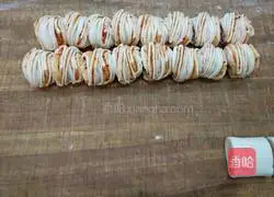 Illustration of how to make pepper flower rolls 4