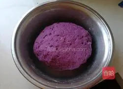 Illustration of how to make purple sweet potato cake 4