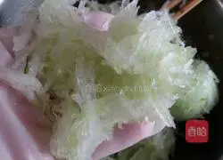 Illustration of how to make pot stickers with winter melon stuffing 3