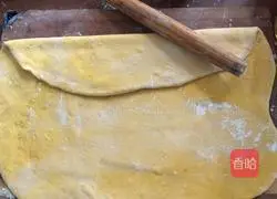 Illustration of how to make pumpkin flower rolls 5