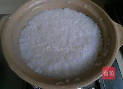 Illustration of how to make claypot rice with carrots and lean meat 4