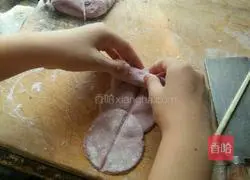 Illustration of how to make Chinese Valentine's Day rose rolls 8